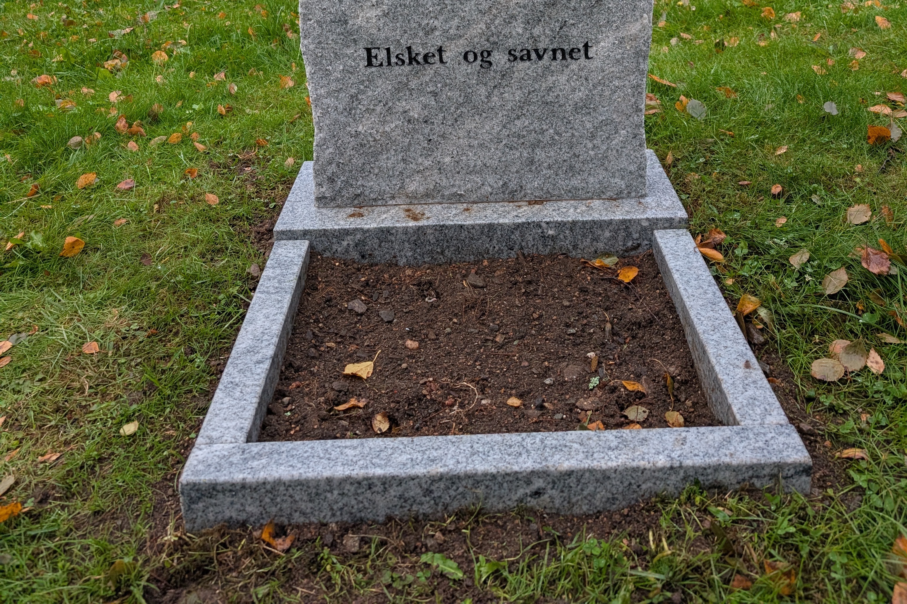 Bildet viser nedre del av en gravstein.
